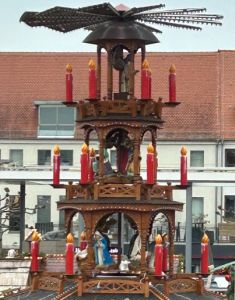 Weihnachtspyramide auf dem Weihnachtsmarkt 1 300